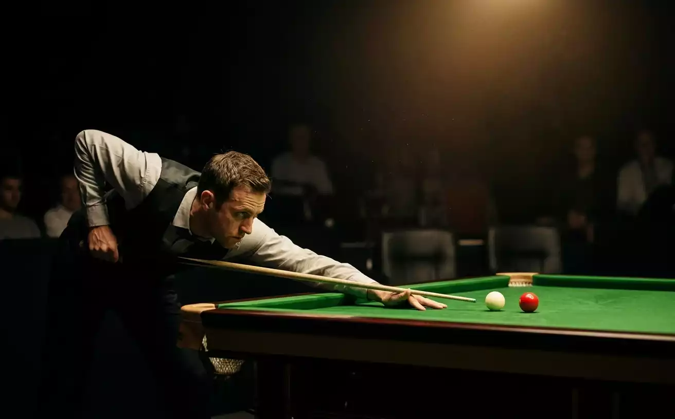 Jogador de snooker concentrado durante match com taco na mao junto a mesa