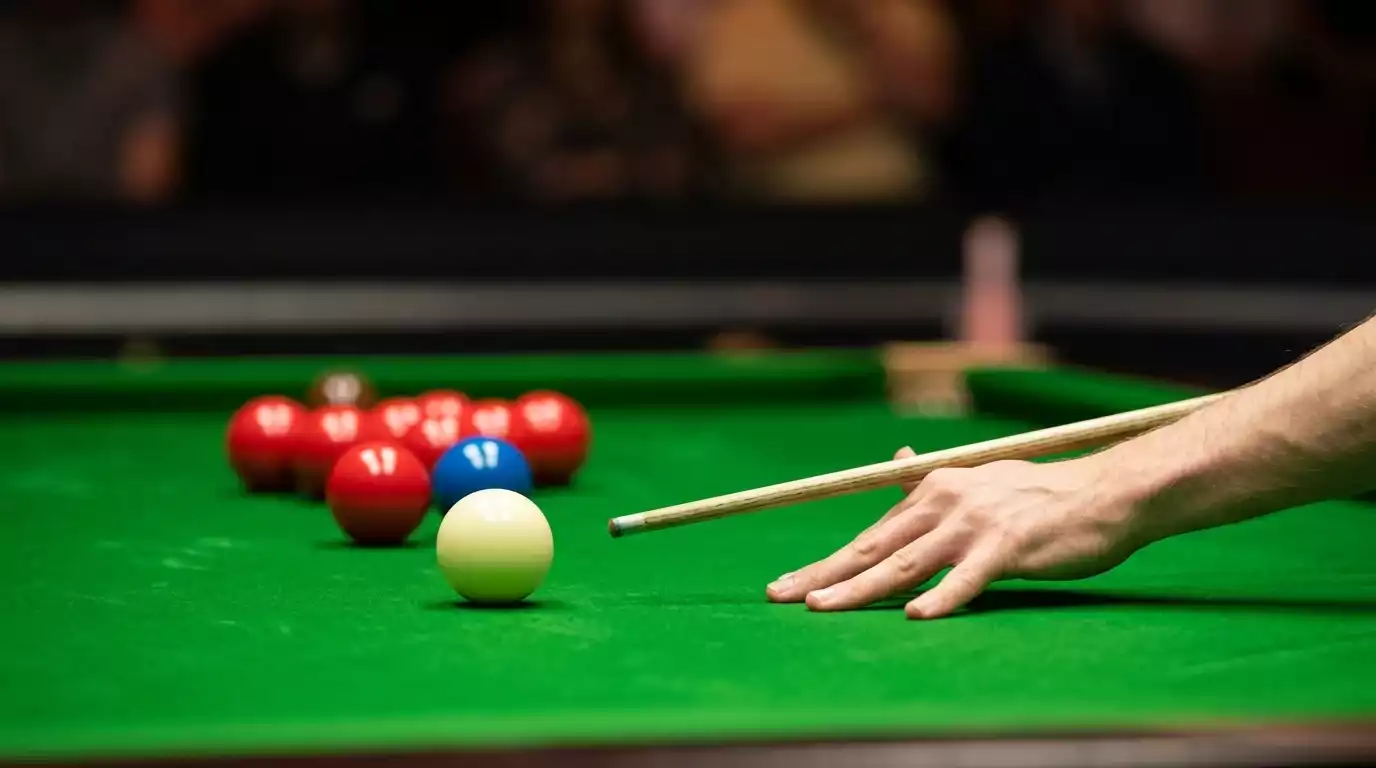 Close-up de mesa de snooker durante frame individual com bolas em jogo