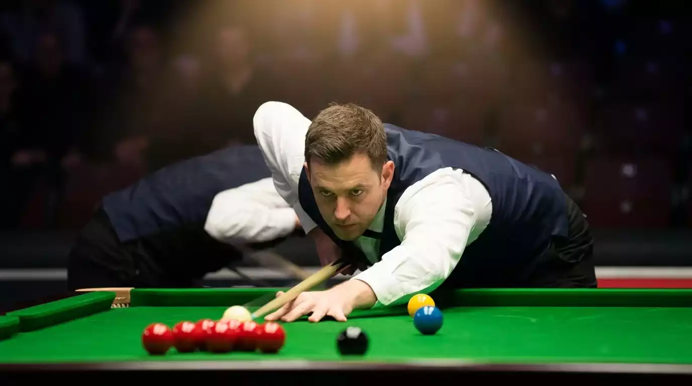 Mesa de snooker iluminada durante um frame ao vivo com jogador a posicionar a tacada
