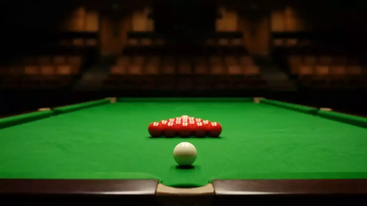 Mesa de snooker com bolas posicionadas para break inicial