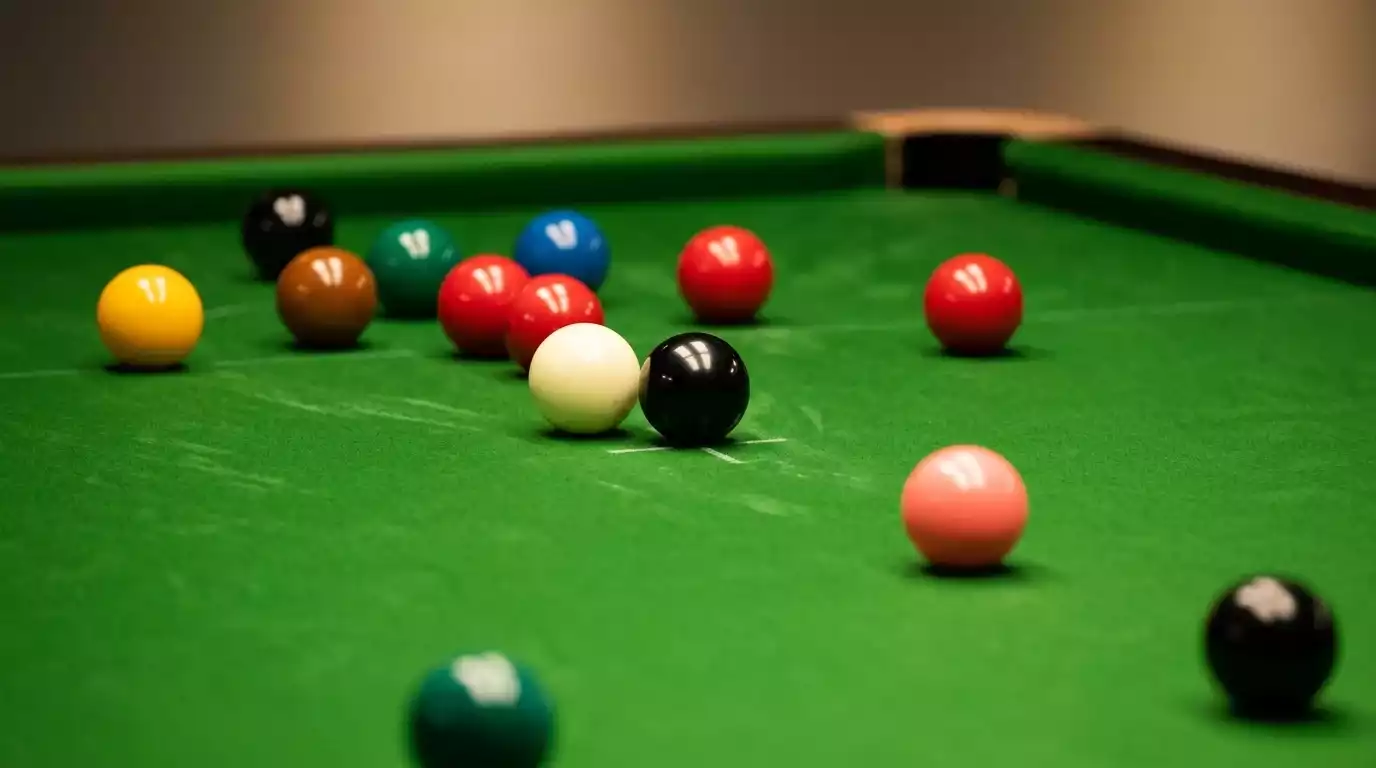 Bolas de snooker alinhadas sobre a mesa durante uma sequencia de century break