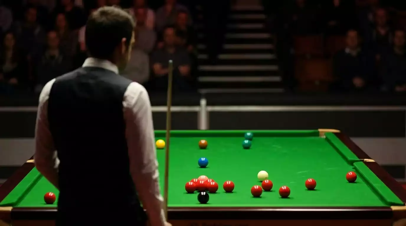 Jogador de snooker a analisar a mesa antes de uma tacada estratégica