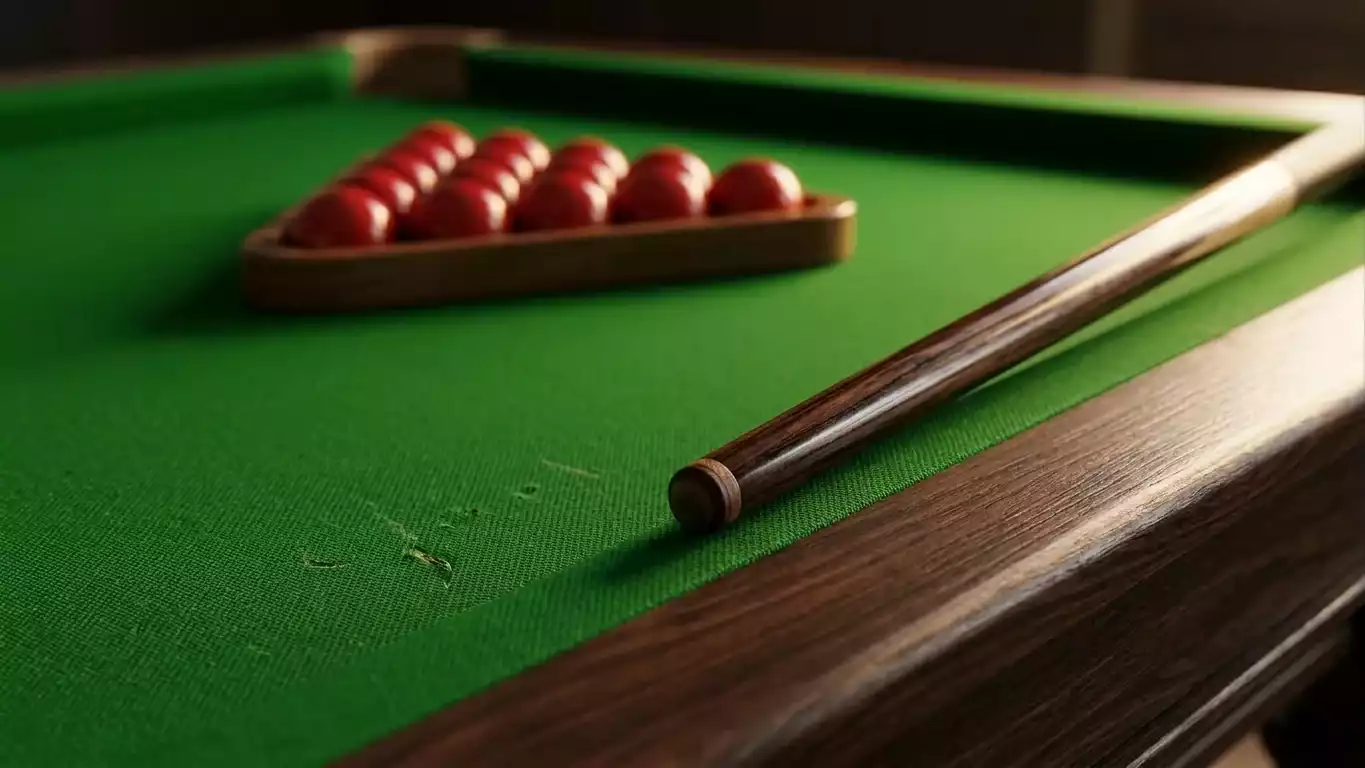 Taco de snooker apoiado junto à mesa verde com bolas alinhadas para gestão de banca