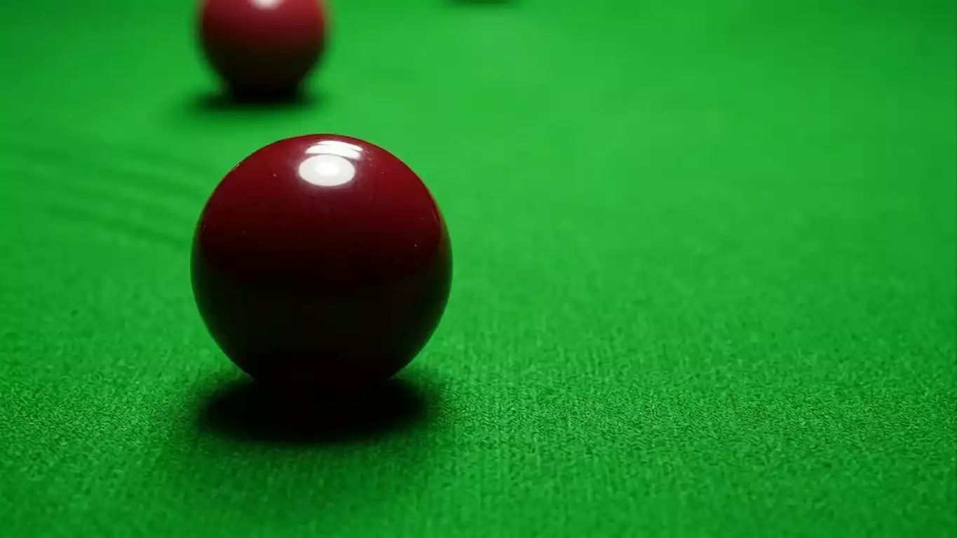 Bola de snooker sobre pano verde com reflexo de luz representando comparação de odds