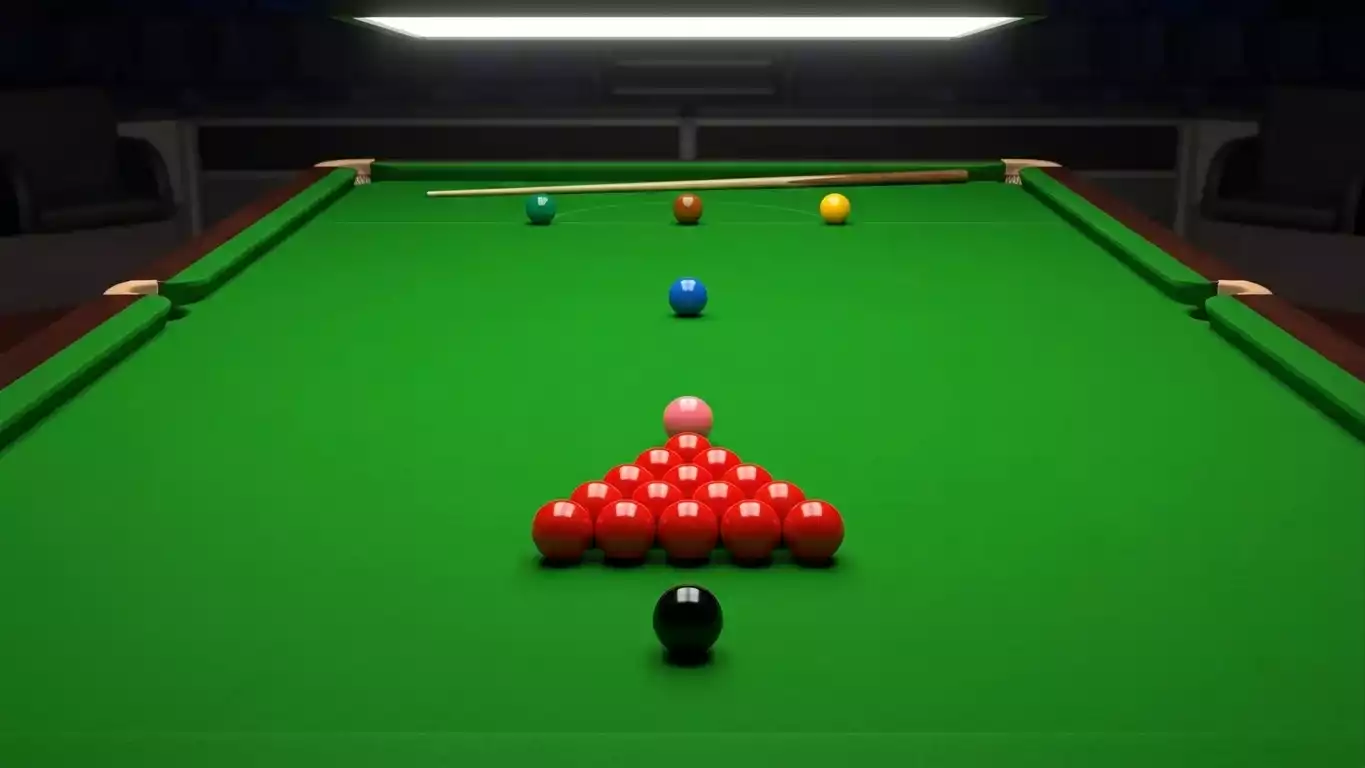 Mesa de snooker com bolas posicionadas para inicio de frame e triângulo de vermelhas